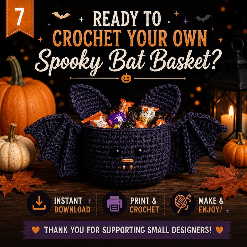 Pu&ograve; includere: Un cestino all'uncinetto viola scuro a forma di pipistrello con due ali, occhi neri e zanne arancioni. Il testo recita: READY TO CROCHET YOUR OWN Spooky Bat Basket? INSTANT DOWNLOAD, PRINT & CROCHET, MAKE & ENJOY! THANK YOU FOR SUPPORTING SMALL DESIGNERS!