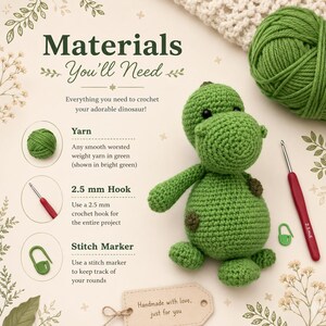 Op de afbeelding: Een haakpatroongids getiteld Materials You'll Need met een groene dinosaurusknuffel, een bol groene wol, een 2,5 mm haaknaald met een rood handvat en een groene steekmarkeerder. De tekst vermeldt wol, een 2,5 mm haaknaald en een steekmarkeerder.