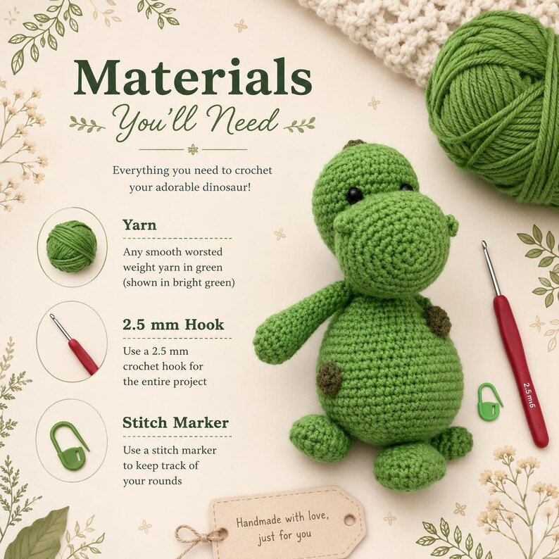Op de afbeelding: Een haakpatroongids getiteld Materials You'll Need met een groene dinosaurusknuffel, een bol groene wol, een 2,5 mm haaknaald met een rood handvat en een groene steekmarkeerder. De tekst vermeldt wol, een 2,5 mm haaknaald en een steekmarkeerder.