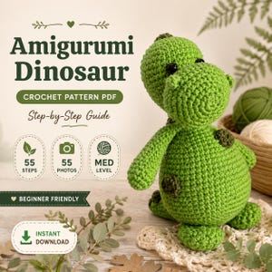 Op de afbeelding: Een haakpatroon PDF voor een amigurumi dinosaurus. De tekst luidt Amigurumi Dinosaur, Crochet Pattern PDF, Step-by-Step Guide, 55 Steps, 55 Photos, Med Level, Beginner Friendly en Instant Download. Een groen gehaakt dinosaurusspeeltje.