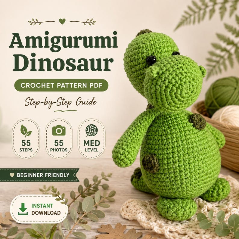 Op de afbeelding: Een haakpatroon PDF voor een amigurumi dinosaurus. De tekst luidt Amigurumi Dinosaur, Crochet Pattern PDF, Step-by-Step Guide, 55 Steps, 55 Photos, Med Level, Beginner Friendly en Instant Download. Een groen gehaakt dinosaurusspeeltje.