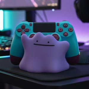 Op de afbeelding: Handgemaakt houten bord met de tekst "Welcome" in een handgeschreven stijl. Het bord is wit geschilderd met een verweerde afwerking en heeft een decoratief bloemendesign in roze en groen. Ontworpen om aan de muur te hangen.