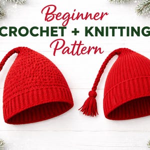 Op de afbeelding: Twee rode gebreide mutsen met lange, gevlochten kwasten en een kwast aan het uiteinde. De mutsen worden getoond op een wit houten oppervlak, met de tekst "Beginner Crochet + Knitting Pattern". Decoratieve dennentakken en dennenappels omringen de mutsen.