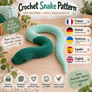 Könnte beinhalten: Eine digitale PDF-Häkelanleitung für eine Schlange mit dem Text Crochet Snake Pattern, One Pattern - Five Languages, PDF Digital Download und Make Your Own Adorable Snake. Die Schlange besteht aus dunkel- und hellgrünem Garn.