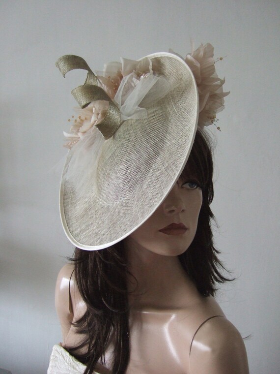 NUOVO design su misura SILVER hatinator Fascinator Con Madre della Sposa Matrimonio Ascot