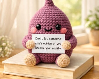 Lindo peluche de patata de ganchillo con letrero de cita personalizado, muñeco de patata amigurumi, peluche de verdura de raíz kawaii, divertido regalo de decoración de escritorio.