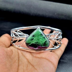 Bracciale rigido con gemma di rubino e zoisite, bracciale a polsino con rubino e zoisite naturale, bracciale rigido con gemma verde e rosa, gioiello boho di tendenza