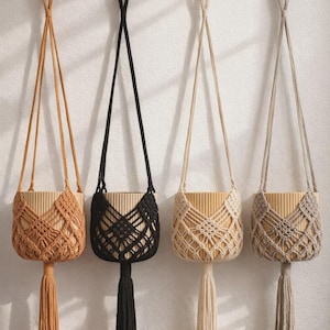 Puede incluir: Una taza de cerámica blanca con asa negra y el texto "But First, Coffee" en negrita negra. La taza se encuentra sobre un fondo borroso, sugiriendo un ambiente acogedor.