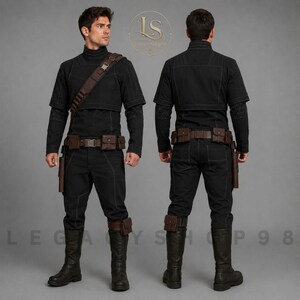 Peut inclure: Costume noir avec un col montant, des manches courtes et un pantalon long. La tenue comprend une ceinture marron avec des pochettes, une bandoulière et de hautes bottes noires. Un étui est attaché à la ceinture. Le logo Legacy Shop 98 est visible.
