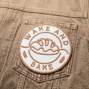 Puede incluir: Un juego de tres cuencos apilables de cerámica en tonos azules, verdes y blancos. Los cuencos presentan un esmalte moteado y un diseño sencillo y moderno. El cuenco más grande mide unos 15 cm de diámetro.