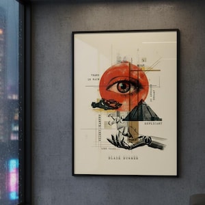 Puede incluir: Una impresión artística enmarcada con un collage que presenta un ojo rojo, una pirámide y el texto "Blade Runner". La obra de arte tiene una estética vintage con elementos gráficos y texto. La impresión se exhibe en un interior moderno.
