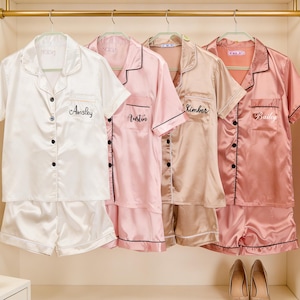 Personligt brudtärnepyjamasset, anpassad satin siden brudpyjamas, brudfestpyjamas, monogram smekmånadspyjamas, möhippapresenter