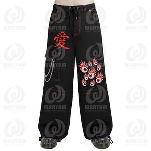 Puede incluir: Pantalones negros con costuras rojas, cintura con cordón y bolsillo cargo con cadena. La pierna izquierda presenta un carácter japonés rojo y la derecha un gráfico de ojos en llamas. Los pantalones tienen un diseño de pierna ancha.