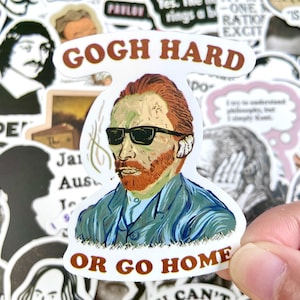 Puede incluir: Una pegatina troquelada con una ilustración estilizada de Vincent van Gogh con gafas de sol negras. El texto GOGH HARD OR GO HOME está impreso en marrón encima y debajo del retrato. El artista tiene el pelo rojo y una chaqueta azul.