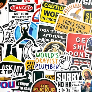 Peut inclure: Une collection d'autocollants en vinyle assortis présentant divers motifs, notamment des panneaux d'avertissement, du texte humoristique, une silhouette de plombier, un geste de la main et une figure religieuse avec une typographie audacieuse.