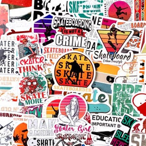Peut inclure: Une collection d'autocollants en vinyle assortis sur le thème du skateboard, incluant des silhouettes de skateurs, des textes comme Skateboarding is not a crime, Skate More, et divers motifs graphiques colorés avec des couchers de soleil rétro.