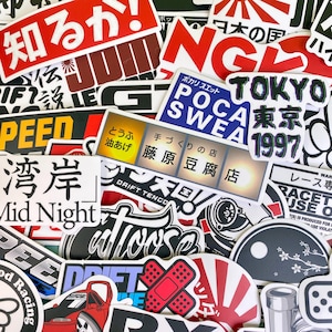 Könnte beinhalten: Eine Sammlung farbenfroher Aufkleber mit japanischen Texten und Grafiken. Die Aufkleber zeigen verschiedene Designs, darunter Texte, Logos und Illustrationen. Einige haben eine Vintage-Ästhetik, andere einen modernen Look.