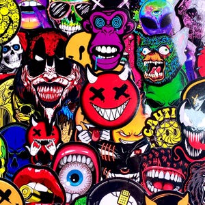 Puede incluir: Una colección de pegatinas de vinilo vibrantes con diversas ilustraciones gráficas que incluyen una cara de diablo roja con ojos en X, un mono morado, una criatura verde, una calavera, un monstruo de boca ancha, un globo ocular y varios iconos.