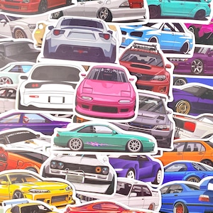 Könnte beinhalten: Eine Sammlung verschiedener gestanzter Aufkleber mit Illustrationen modifizierter Sportwagen in verschiedenen Farben, darunter Pink, Türkis, Gelb, Blau und Weiß. Das Sortiment zeigt mehrere Fahrzeugmodelle aus verschiedenen Blickwinkeln und präsentiert individuelle Karosseriebausätze, Spoiler und tiefergelegte Fahrwerke in einer dichten, überlappenden Anordnung.