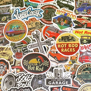 Könnte beinhalten: Eine Sammlung von Aufklebern im Vintage-Stil mit klassischen Autos, Hot Rods und Automobilgrafiken. Die Aufkleber zeigen verschiedene Designs, darunter Automodelle, Rennsportmotive und Garagenbilder. Die Farben umfassen Rot, Orange, Blau und Schwarz.