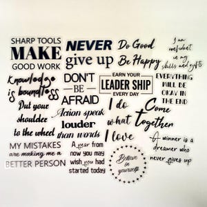 Może przedstawiać: Kolekcja czarno-białych naklejek winylowych z różnymi motywacyjnymi cytatami i zwrotami, w tym Sharp Tools Make Good Work, Never Give Up, Do Good Be Happy, Knowledge Is Boundless oraz Believe In Yourself.