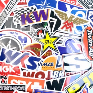 Könnte beinhalten: Eine Sammlung bunter Aufkleber mit verschiedenen Designs und Logos. Die Aufkleber zeigen einen Stern, Schachbrettmuster und Texte wie "KW", "Twin Air" und "YOSHIMURA". Die Aufkleber sind in verschiedenen Formen und Größen.