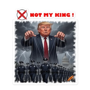 Puede incluir: Una pegatina con una caricatura política. La imagen muestra a un hombre con traje controlando a policías con cuerdas. El texto "NOT MY KING!" se muestra encima del hombre. Una "X" roja está sobre un círculo.