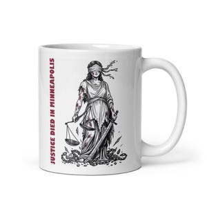 Może przedstawiać: Biały ceramiczny kubek z ilustracją Lady Justice, z zawiązanymi oczami i trzymającą wagę i miecz. Tekst "JUSTICE DIED IN MINNEAPOLIS" jest wydrukowany pionowo na czerwono z boku kubka.