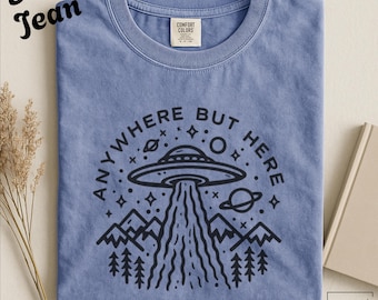 Camiseta OVNI "Anywhere But Here", Camiseta gráfica divertida de alienígenas, Camiseta de ciencia ficción, Regalo para amantes del espacio, Camiseta OVNI retro, Gráfico nerd