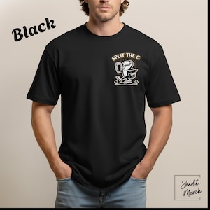 Pode incluir: Camiseta preta com um desenho de um pelicano de desenho animado segurando uma caneca de cerveja, com o texto "SPLIT THE G". A palavra "Black" está escrita em uma fonte de script. A camisa tem gola redonda e mangas curtas.