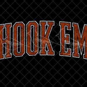 Può includere: La scritta "HOOK EM" in arancione invecchiato con contorno bianco su sfondo nero a motivo di diamanti. Il testo ha un aspetto vintage e usurato.