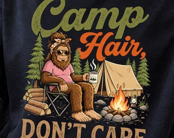Camp Hair Don't Care PNG, rolig kvinnlig Sasquatch-camping PNG, Bigfoot Camper-skjortadesign, sublimering för utomhusbruk