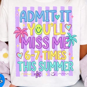Könnte beinhalten: Weißes T-Shirt mit einem farbenfrohen Aufdruck: "ADMIT IT YOU'LL MISS ME 6-7 TIMES THIS SUMMER." Das Design beinhaltet Palmen, Herzen, Sterne und ein Smiley-Gesicht. Der Text ist in Blau, Gelb und Lila gehalten.