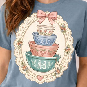 Puede incluir: Un juego de tres tazas de cerámica con un acabado mate moteado. Las tazas son de color crema, gris claro y gris oscuro. Cada taza tiene un diseño simple y moderno y un asa redondeada.