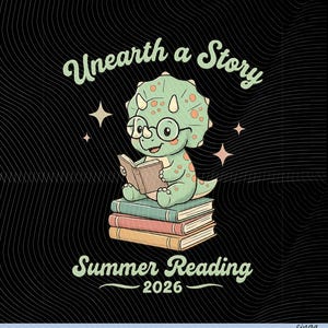 Puede incluir: Descarga digital con un dibujo de un triceratops de dibujos animados con gafas leyendo un libro, sentado sobre una pila de libros. El texto dice "Unearth a Story" y "Summer Reading 2026" en verde claro sobre fondo negro.