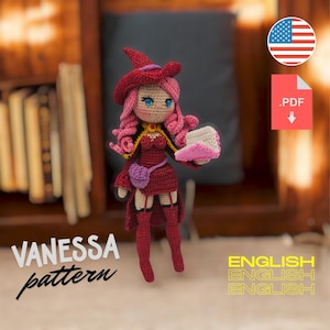 Puede incluir: Muñeca Vanessa hecha a mano con ganchillo, vestida con un disfraz de bruja burdeos con sombrero a juego. La muñeca tiene pelo rosa y ojos azules, sosteniendo un pequeño libro. Incluye el texto "VANESSA pattern" y "ENGLISH".