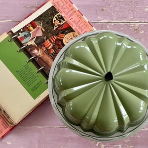 Vintage Nordicware Bundt Cake Stand