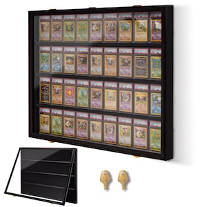 Könnte beinhalten: Eine schwarze, rechteckige Wandvitrine mit Glastür, die vier horizontale Regalböden enthält, welche mit zahlreichen bewerteten Sammelkarten gefüllt sind. Das Set enthält zwei kleine goldfarbene Metallschlüssel für den Schließmechanismus.