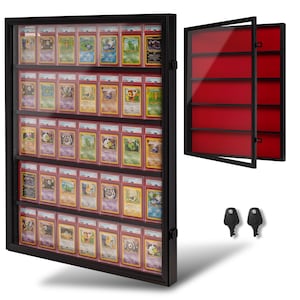 Peut inclure: Une vitrine murale noire avec une porte vitrée et un intérieur doublé de rouge, comprenant cinq étagères horizontales conçues pour ranger des cartes à collectionner graduées. Le lot inclut deux clés noires pour le verrouillage latéral.