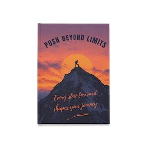 Könnte beinhalten: Hardcover-Journal mit einer Berglandschaft und dem Text "PUSH BEYOND LIMITS" und "Every step forward shapes your journey". Das Cover zeigt eine Person auf einem Berggipfel vor einem Sonnenuntergang.