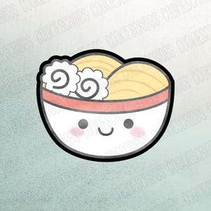 Puede incluir: Ilustración de dibujos animados de un cuenco de ramen con una cara sonriente. El cuenco es blanco con una banda roja alrededor de la parte superior. El ramen tiene fideos amarillos, espirales blancas y mejillas rosas.