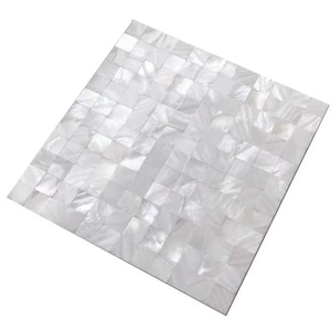 以下が含まれることがあります： 正方形の白いモザイクタイルのシートで、織り模様があります。タイルは真珠のような光沢があり、光を反射します。モザイクは、グリッド状に配置された小さな正方形のタイルでできています。