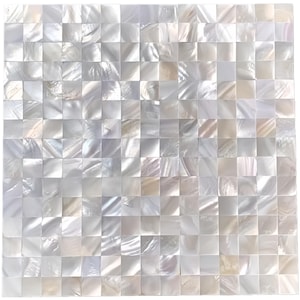 Puede incluir: Azulejo de mosaico cuadrado con acabado nacarado. Las baldosas están dispuestas en un patrón de cuadrícula, reflejando la luz con tonos iridiscentes de blanco, crema y sutiles toques de rosa y dorado. La superficie tiene un aspecto liso y pulido.