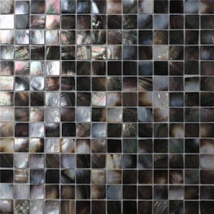Op de afbeelding: Een mozaïektegelpatroon bestaande uit kleine, vierkante tegels in tinten zwart, bruin en iriserend parelmoer. De tegels zijn in een raster gerangschikt, waardoor een gestructureerd oppervlak ontstaat. Het algehele effect is een mix van donkere en glinsterende tinten, geschikt voor interieurontwerp.