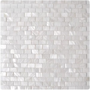 以下が含まれることがあります： 白いモザイクタイルのパターンのクローズアップ。タイルは長方形で、レンガのようなパターンに配置されています。タイルは真珠のような光沢があり、光を反射して微妙な輝きを生み出しています。全体的な効果は清潔でエレガントです。