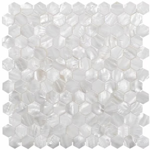 以下が含まれることがあります： 白く虹色の六角形のタイルが多数配置された正方形のモザイクタイルシート。 タイルは真珠のような光沢があり、光を反射して微妙な質感の表面を作り出しています。 全体的な効果は明るく、清潔で、モダンな美しさです。