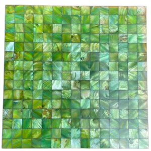 以下が含まれることがあります： きらめく緑と白の配色が施された正方形のモザイクタイル。タイルは多数の小さな正方形のピースで構成されており、テクスチャのある表面を作り出しています。全体的な効果は、明るい緑と濃い緑のブレンドです。