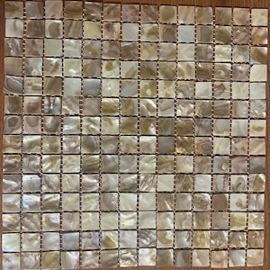 以下が含まれることがあります： ベージュ、クリーム、真珠色の白の色合いの正方形のモザイクタイル。 タイルはグリッドパターンに配置され、テクスチャード加工された表面を作成します。 モザイクは自然で有機的な外観で、さまざまなデザインプロジェクトに適しています。