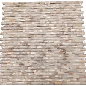 以下が含まれることがあります： クリーム、ベージュ、茶色の小さな長方形の虹色のタイルで構成された長方形のモザイクタイルシート。 タイルはレンガのようなパターンで配置され、テクスチャのある表面を作り出しています。 タイルはメッシュの裏打ちに取り付けられています。