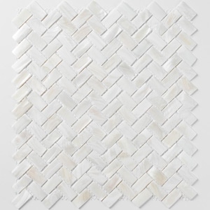 以下が含まれることがあります： 白蝶貝のタイルモザイクのクローズアップ。ヘリンボーン模様に配置されています。 タイルは長方形で、わずかに虹色の光沢があり、光と影の微妙な遊びを生み出しています。 モザイクは、さまざまなインテリアデザイン用途に適しています。